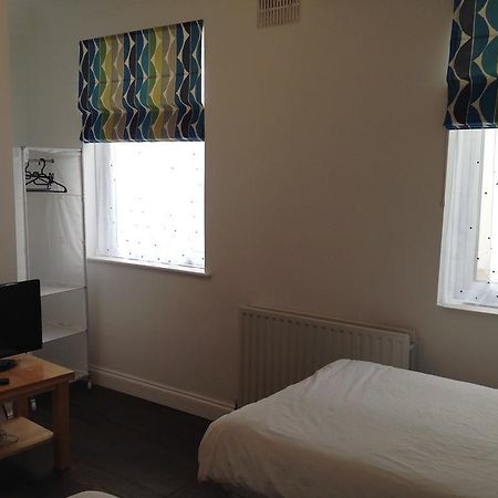 Repton Private Hotel Romford Bagian luar foto
