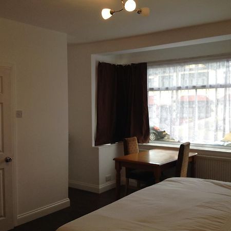 Repton Private Hotel Romford Bagian luar foto
