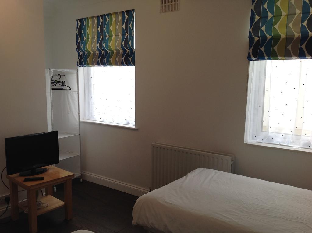 Repton Private Hotel Romford Bagian luar foto