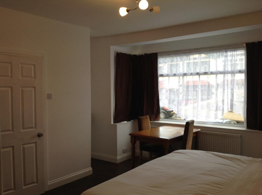 Repton Private Hotel Romford Bagian luar foto